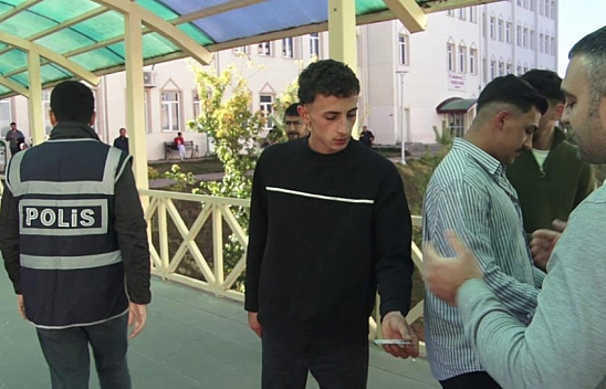 KPSS'de son dakika telaşı: Biri küpesini çıkardı, diğeri sınava giremedi