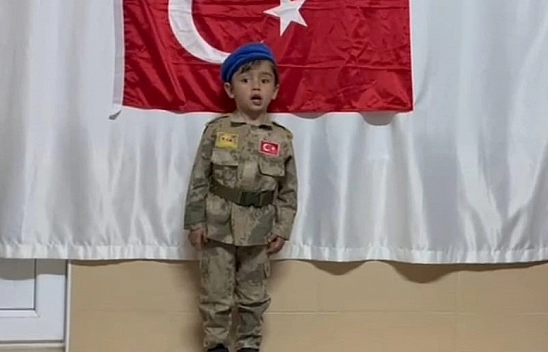 Küçük Ömer'in İstiklal Marşı coşkusu