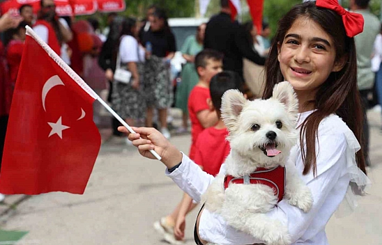 Elazığ'da, 23 Nisan Sokağında çocuklar şiir okudu, halay çekti