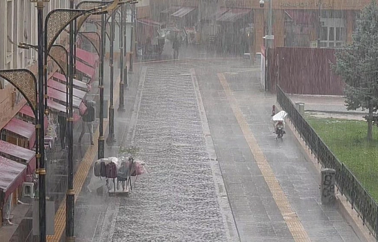 Kuvvetli sağanak maddi hasara yol açtı