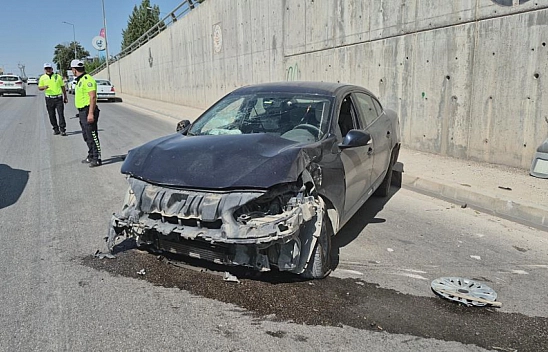 Lastiği patlayan otomobil kaza yaptı: 1 yaralı