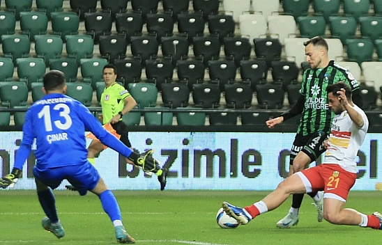 Ligin dibindeki Malatyaspor, zirvedeki Kocaelispor'a direnemedi