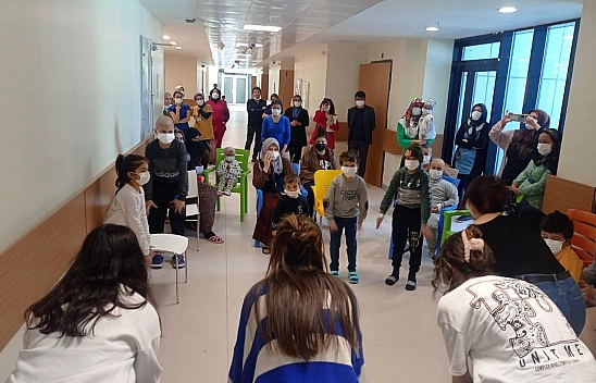 Liseli öğrencilerden kardeşlerine ziyaret