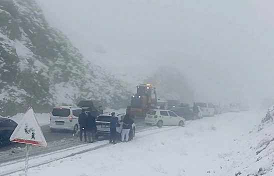Malatya–Çelikhan Yolunda Yoğun Kar ve Tipi Ulaşımı Felç Etti