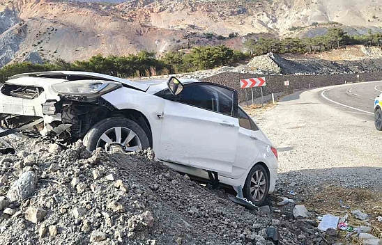 Malatya-Adıyaman yolunda kaza: Otomobil toprak yığınına çarptı!