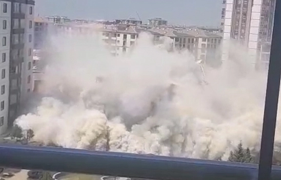 Malatya'da 11 katlı bina bilinmeyen teknikle yıkıldı