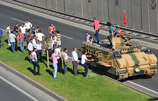 Malatya'da 15 Temmuz'da neler yaşandı? Valiye çekilen silah, kapatılan pistler...