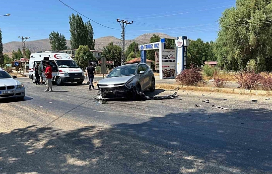 Malatya'da 2 otomobil çarpıştı: 3 yaralı