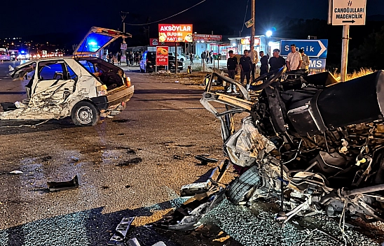Malatya'da 3 otomobil çarpıştı: Bir araç ikiye ayrıldı, 1'i ağır 4 yaralı