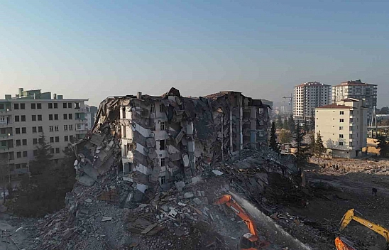 Malatya'da Ağır Hasarlı Bina Korna Sesiyle Yıkıldı!