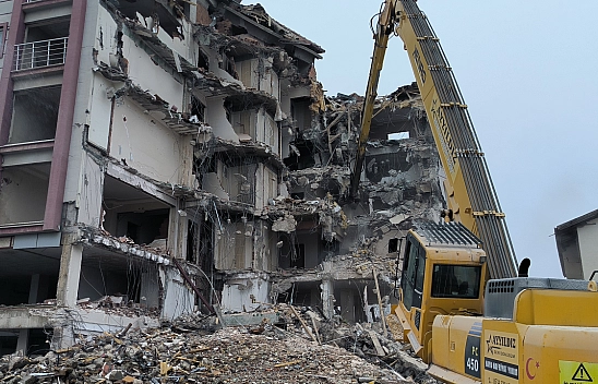 Malatya'da 6 Katlı Enkaz Kamyonlara Doldurularak Belirlenen Noktalara Taşınıyor...