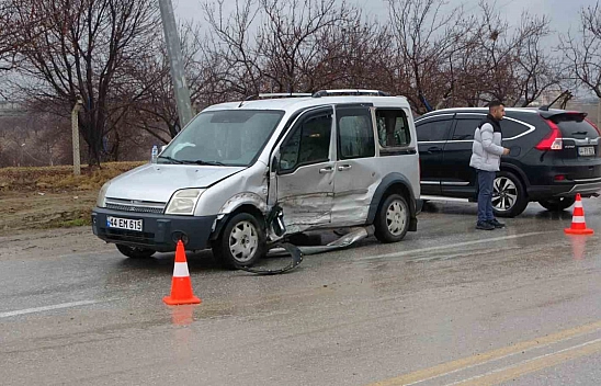 Malatya'da 6 Kişinin Yaralandığı Kaza Kameralara Yansıdı!
