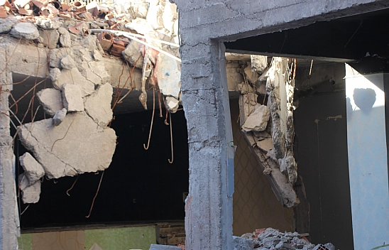 Malatya'da Ağır Hasarlı Binadan Uyarı Çanları!