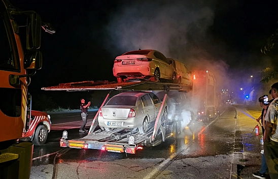 Malatya'da araç taşıyan tır alev aldı