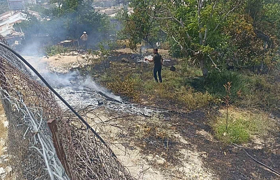 Malatya'da aniden başlayan ot yangını kayısı bahçelerine sıçradı
