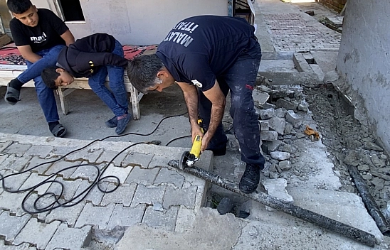Malatya'da beton kırıldı! Boru kesildi! Yavru kedi kurtarıldı
