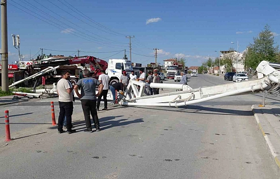 Malatya'da beton pompası devrildi, faciadan dönüldü