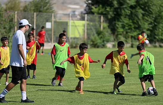 Malatya'da Beton Sahadan Çim Sahaya...