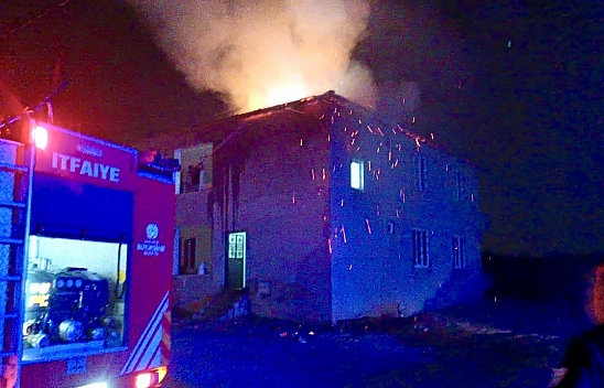 Malatya'da bina çatısı alev aldı