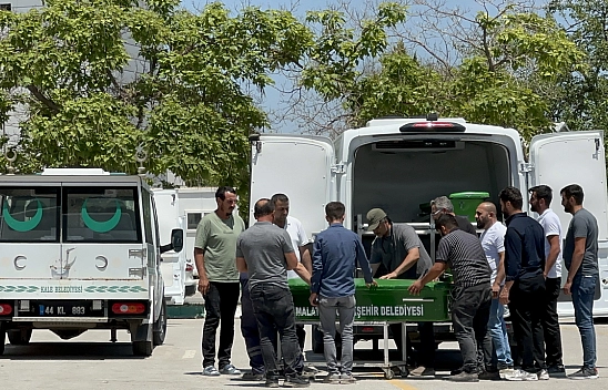 Malatya'da bir aile yan yana toprağa verildi