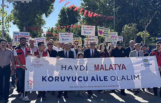 Malatya'da bir çocuğun elinden tutmak için yürüdüler
