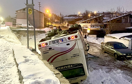 Malatya'da buzlanma nedeniyle işçi servisi devrildi: 9 yaralı
