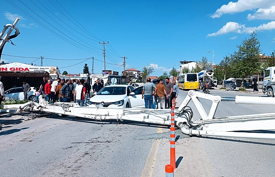 Malatya'da beton pompası yola devrildi: Faciaya ramak kaldı!