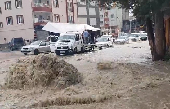 Malatya'da cadde ve sokaklar göle döndü
