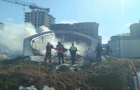 Malatya'da Çadır Depo Alev Alev Yandı