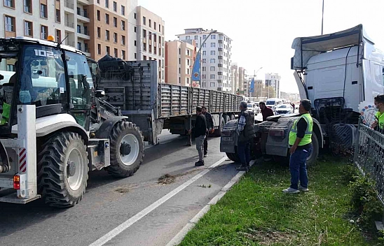Malatya'da çekici refüje çıkarak durabildi! Trafik felç oldu...