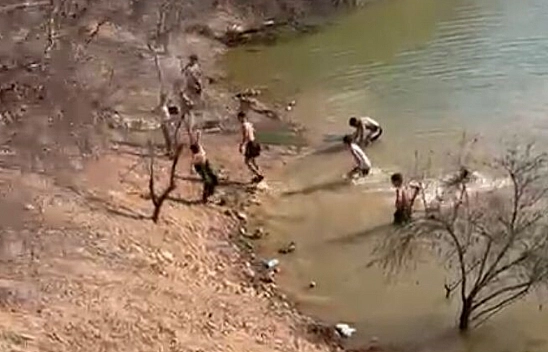 Sıcak hava, serin gölet: Malatya'da çocuklar suya koştu!