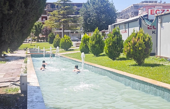 Malatya'da çocuklar süs havuzunda serinliyor…