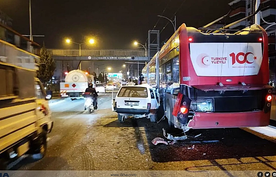 Otomobil trambüse çarptı