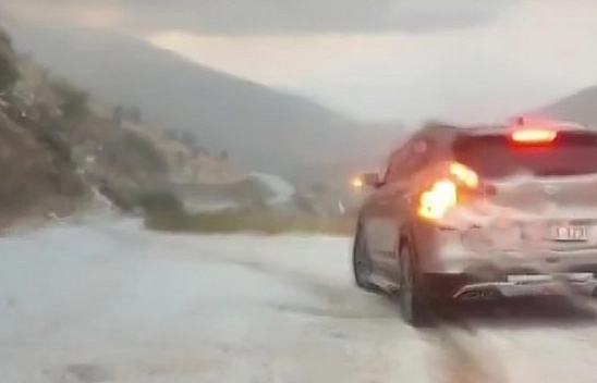 Malatya'da yollar beyaza bürüdü: Sürücüler zor anlar yaşadı