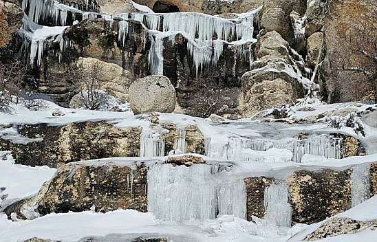 Malatya'da akarsular dondu, buz sarkıtları oluştu