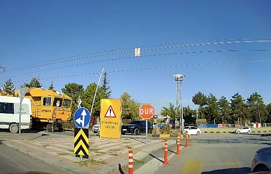 Malatya'da Faciadan Dönüldü: Okul Servisi Saniyelerle Kurtuldu