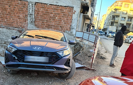 Malatya'da faciaya ramak kaldı! Otomobil inşaat temelinin ucunda asılı kaldı
