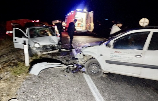 Malatya'da feci kaza! İki otomobil kafa kafaya çarpıştı