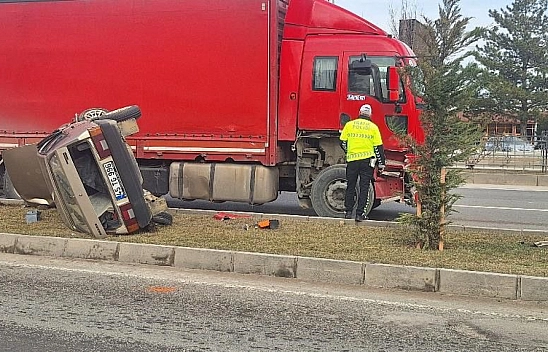 Malatya'da feci kaza ucuz atlatıldı! Otomobil yan yattı