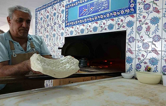 Malatya'da 340 dereceye direnen fırıncılar! Ekmek sıcak, emek daha sıcak