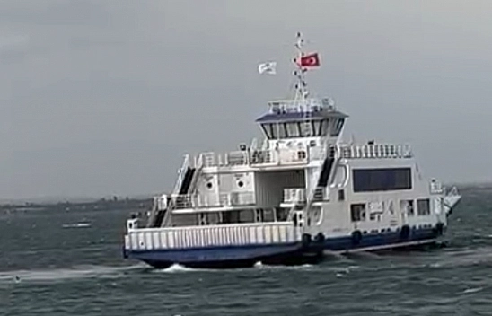 Malatya'da fırtına ulaşımı felç etti: Feribot dakikalarca suyun ortasın döndü!