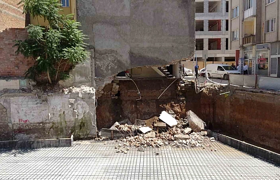 Malatya'da temeli göçen bina her an yıkılabilir! Cezmi Kartay caddesi trafiğe kapatıldı
