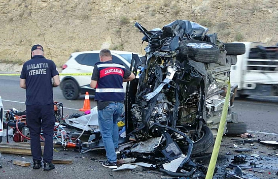 Malatya'da hafif ticari araç ile otomobil kafa kafaya çarpıştı: 4 ölü, 2 yaralı