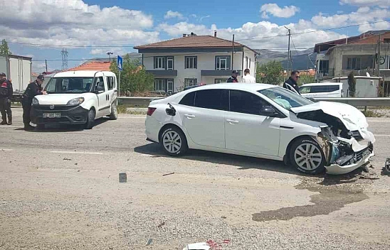 Ticari araç ile otomobil çarpıştı: 2 yaralı