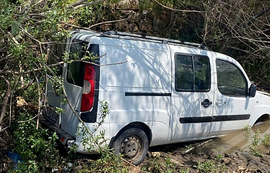 Malatya'da hafif ticari araç yoldan çıktı: 2 yaralı