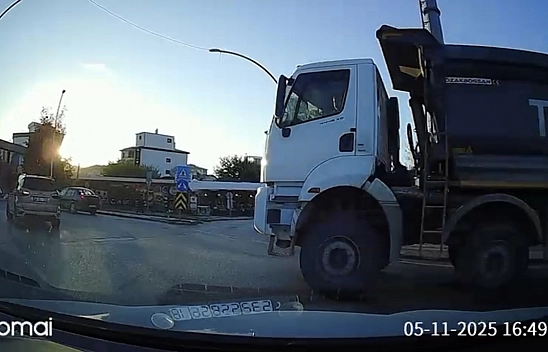 Malatya'da hafriyat kamyonu tehlike saçtı! Sürücü ani frenle kazayı önledi