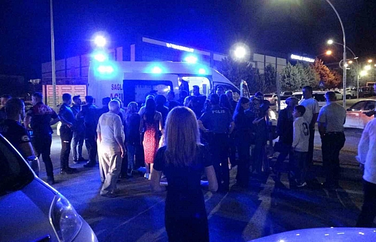 Halayda kadının elini tuttu kavga çıktı: 3 yaralı