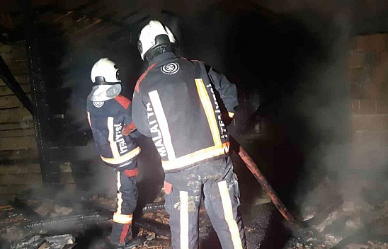 Malatya'da Hasarlı Binada Yangın!