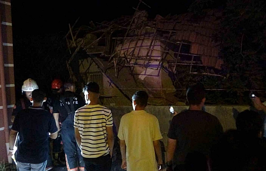 Malatya'da hasarlı evin çatısı çöktü