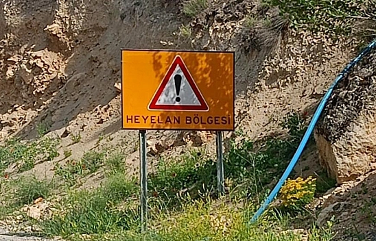 Malatya'da heyelan riski: Yol trafiğe kapatıldı!